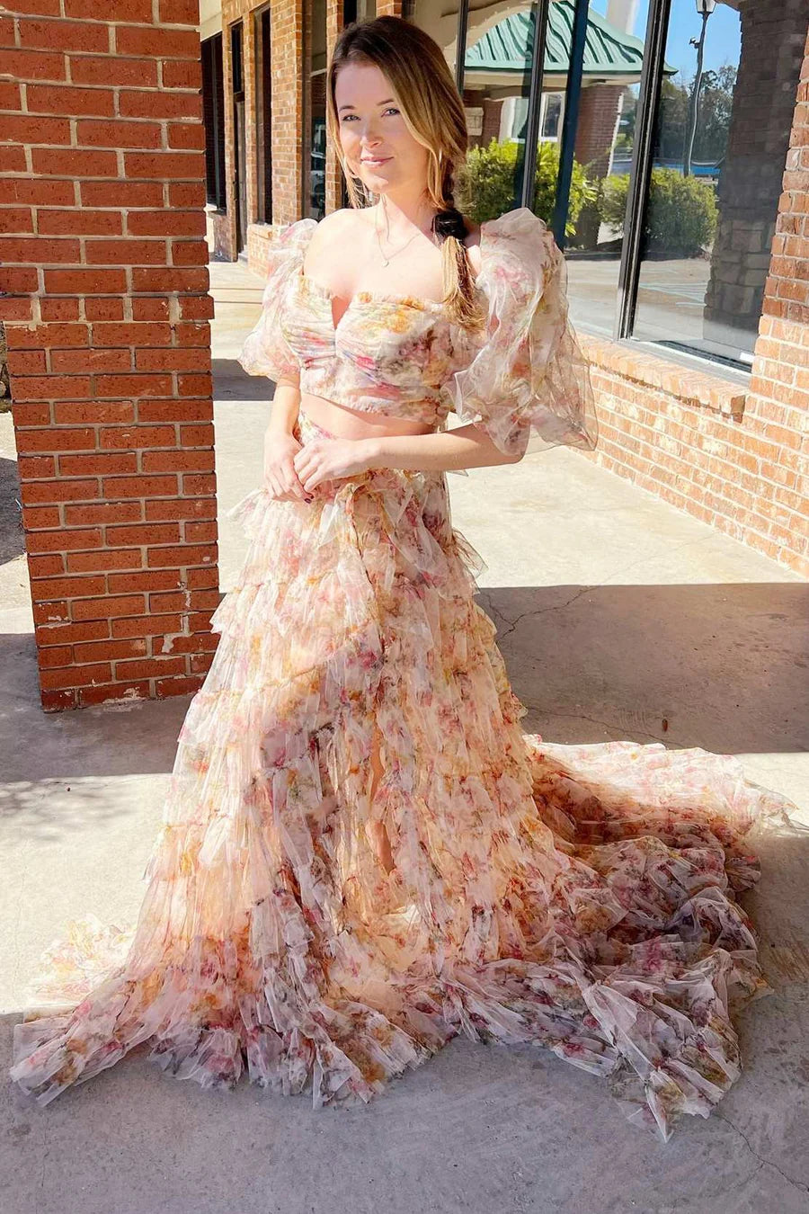 Vestido de fiesta de dos piezas con estampado floral, cuello abierto y mangas abullonadas